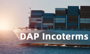 Containerschiff auf See als Sinnbild fuer den Transport unter DAP Lieferbedingungen